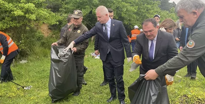 Vali Gül Eyüpsultan'da çocuklarla çöp topladı