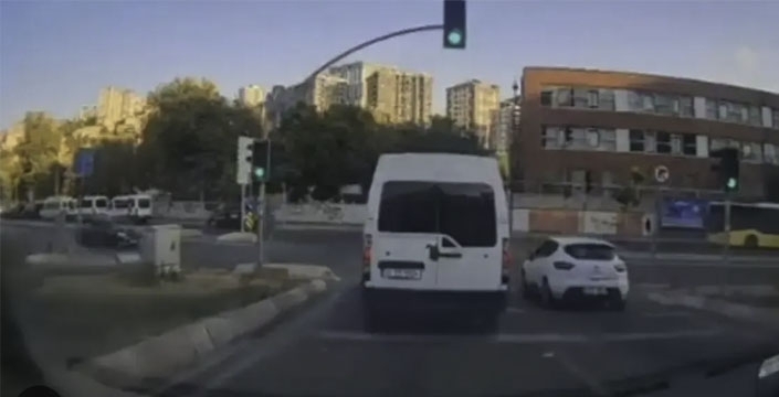 Alibeyköy'de kırmızı ışık ihlali, feci kazaya sebep oldu