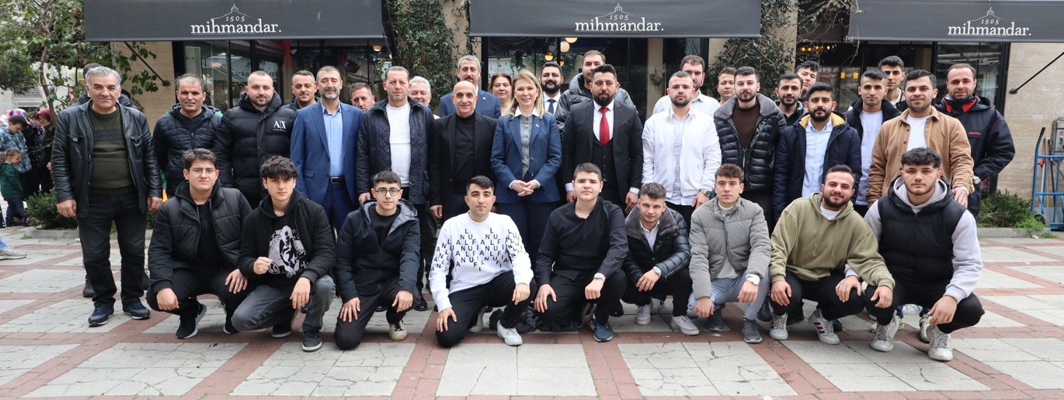 ÇEDF DAYANIŞMA GECESİNDE EMEL BİLENOĞLU’NA SICAK KARŞILAMA